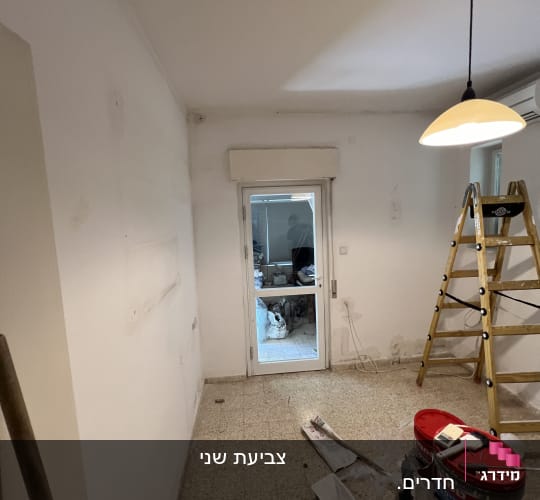 חדר עם סולם, דלי צבע וכלי עבודה לצביעה